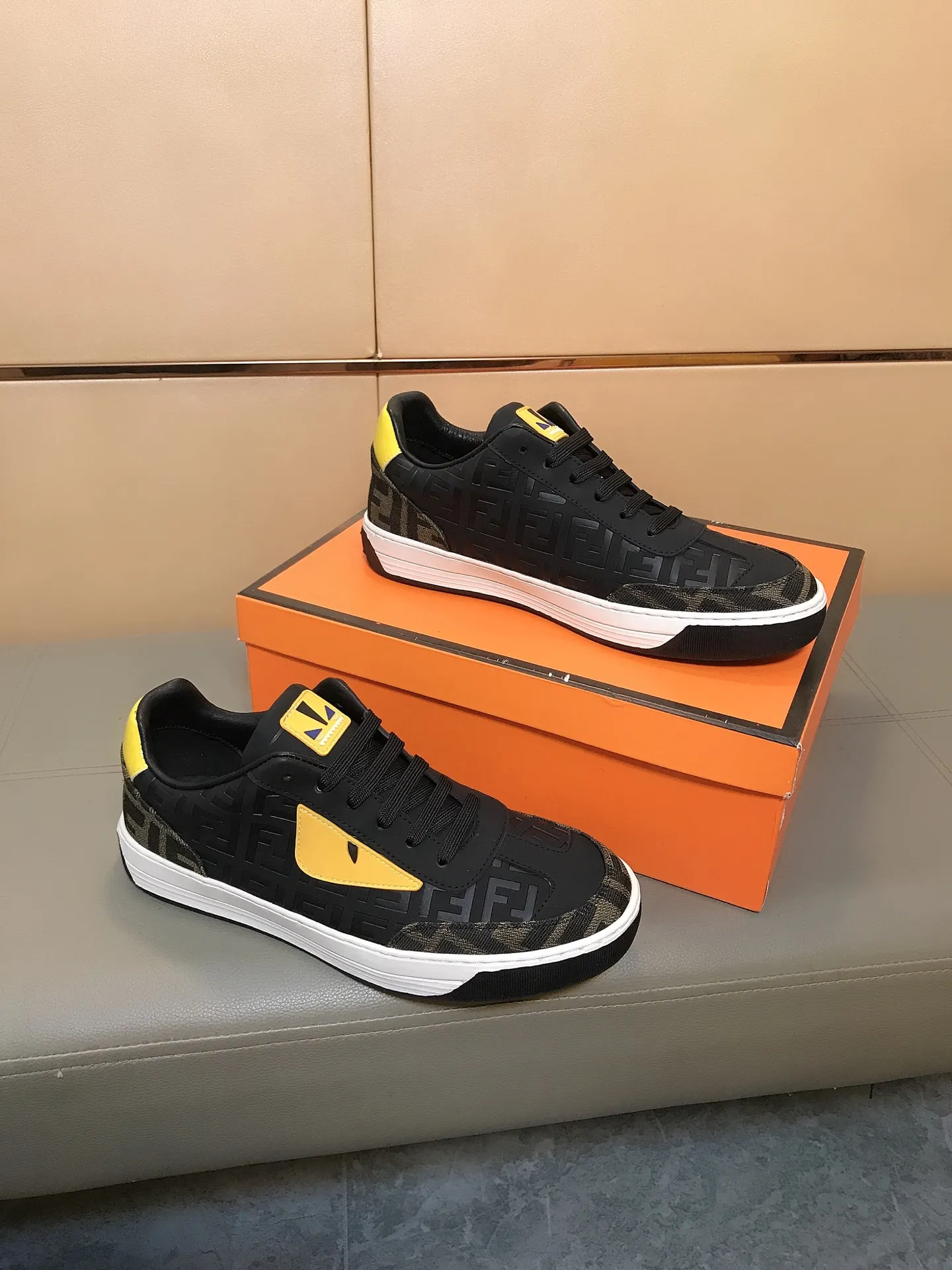 Ex-factory price 400 👟👟💎Fendi [Fendi] men's new high-top casual shoes are on the market 🔥The shoe body is made of brand-specific embossed leather, sheepskin lining, breathable and does not cover the feet! Fashionable casual shoes 🙈Non-slip and wear-resistant outsole👣 Standard size 38-44